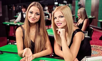 Bàn chơi Blackjack với người chia bài trực tiếp và chip cược, thể hiện sòng bạc trực tuyến vwbet